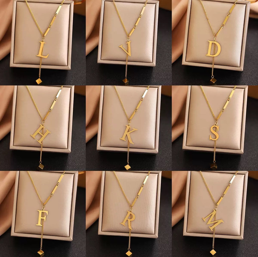 Collier Signature Initiale & Chaîne Asymétrique — Acier Inoxydable